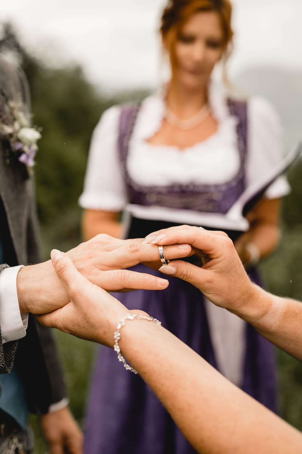 Ringtausch bei freier Trauung im Dirndl – bayerische Hochzeit mit Traurednerin